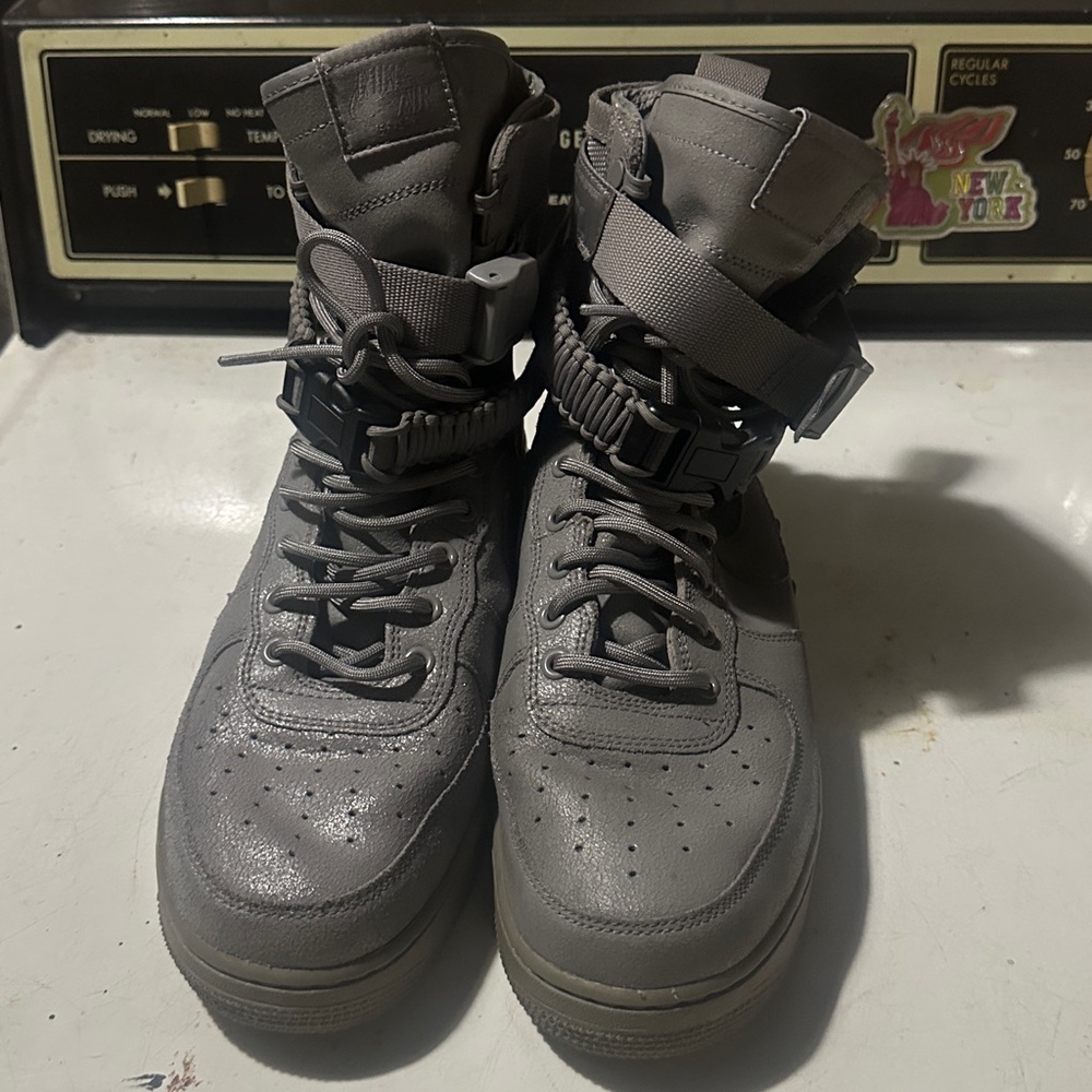 Mens Nike SF AIR FORCE 1 'DUST GREY. Excellent condition in / out.
